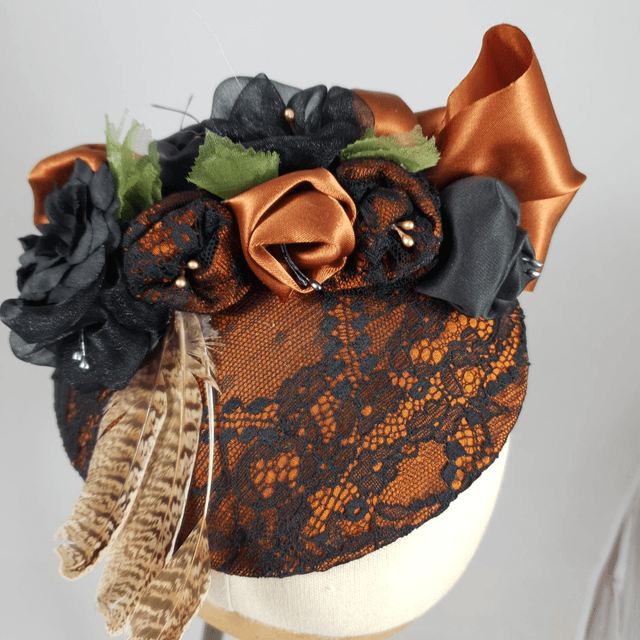 Petit chapeau rond cuivré à dentelle