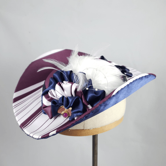 Capeline victorienne blanche et pourpre