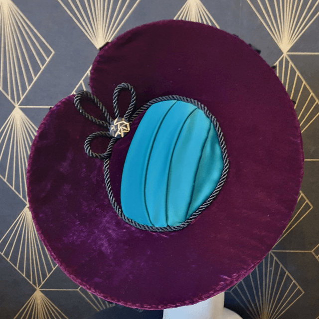 Midi capeline déconstruite pourpre et turquoise