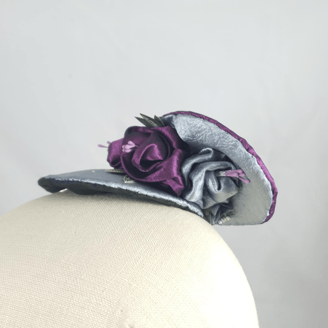 Double fascinator - pourpre et bleu argenté