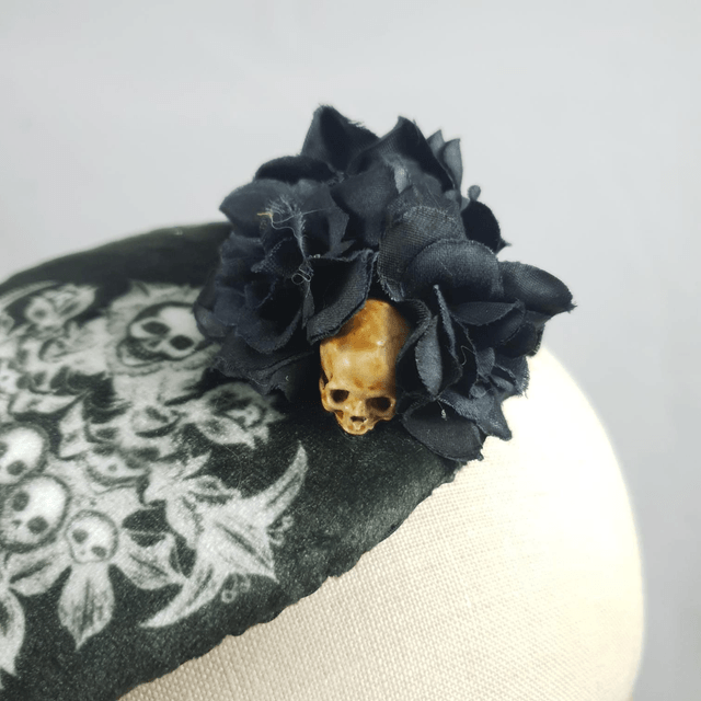 Fascinator goutte - noir et têtes de mort