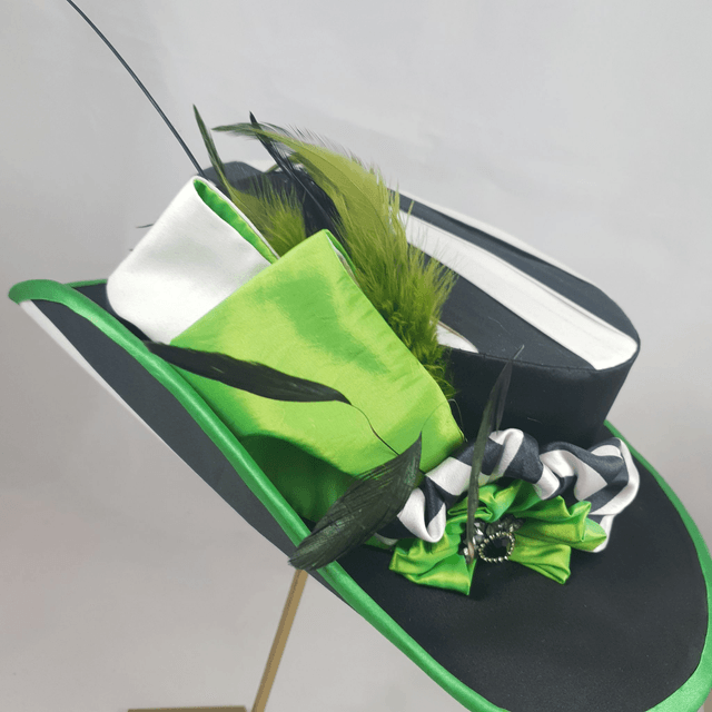 Midi canotier à penne relevée noir et blanc