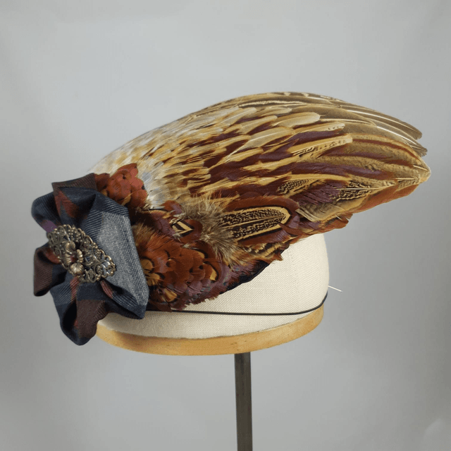 Petit chapeau rond avec aile