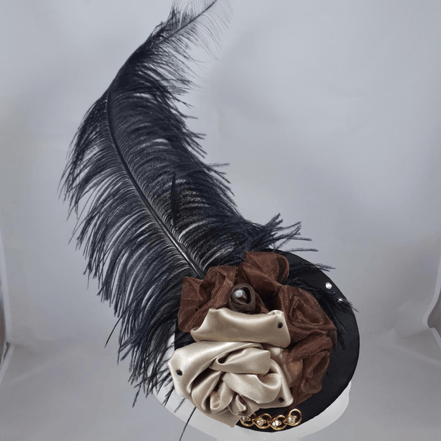 Fascinator noir à plume d'autruche