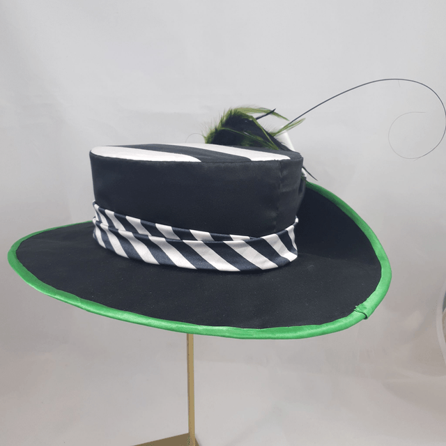Midi canotier à penne relevée noir et blanc
