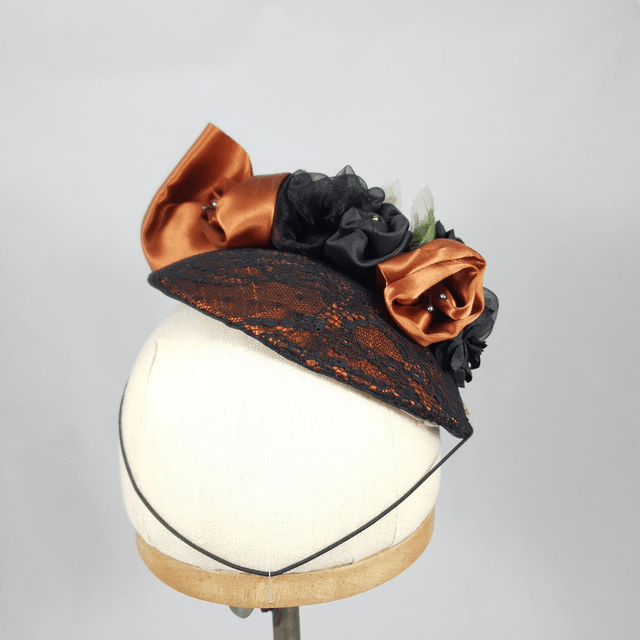 Petit chapeau rond cuivré à dentelle