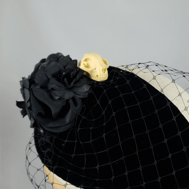 Fascinator goutte noir avec crâne
