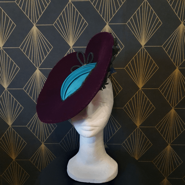 Midi capeline déconstruite pourpre et turquoise