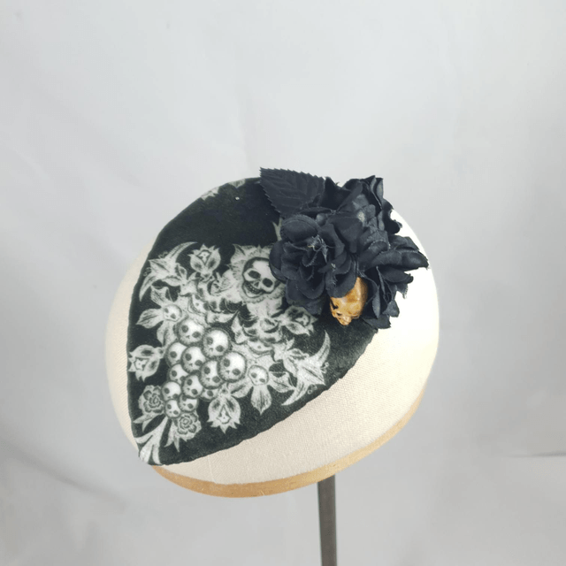 Fascinator goutte - noir et têtes de mort