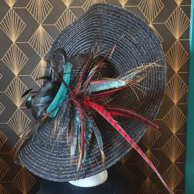 Grande capeline en paille noire extravagante