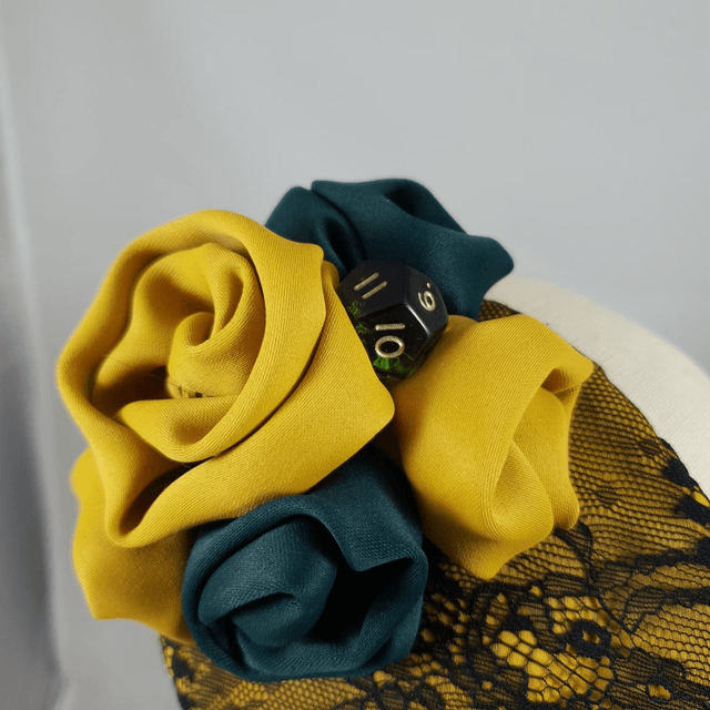 Fascinator goutte jaune et vert avec dé