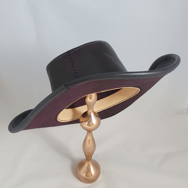 Cowboy en cuir pourpre