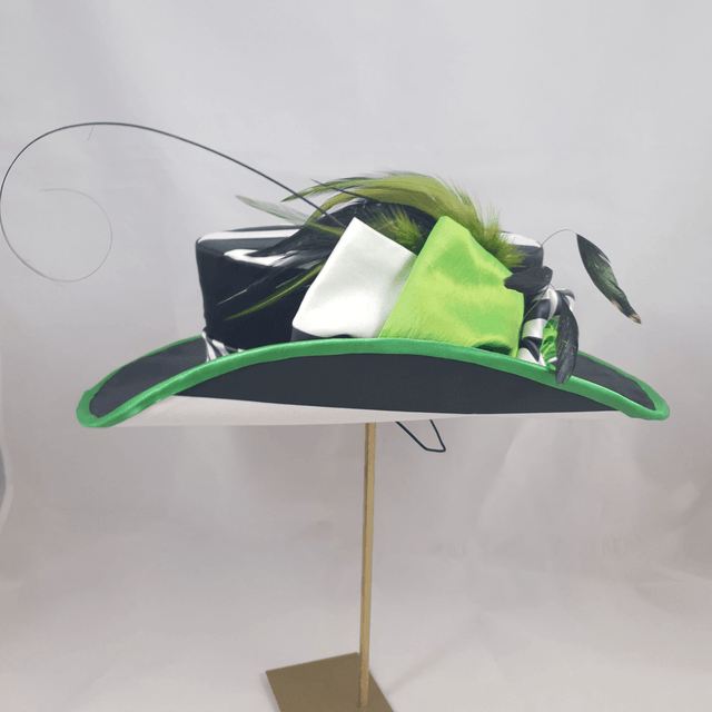 Midi canotier à penne relevée noir et blanc