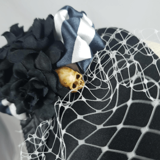 Fascinator goutte - Noir à voilette et crâne 