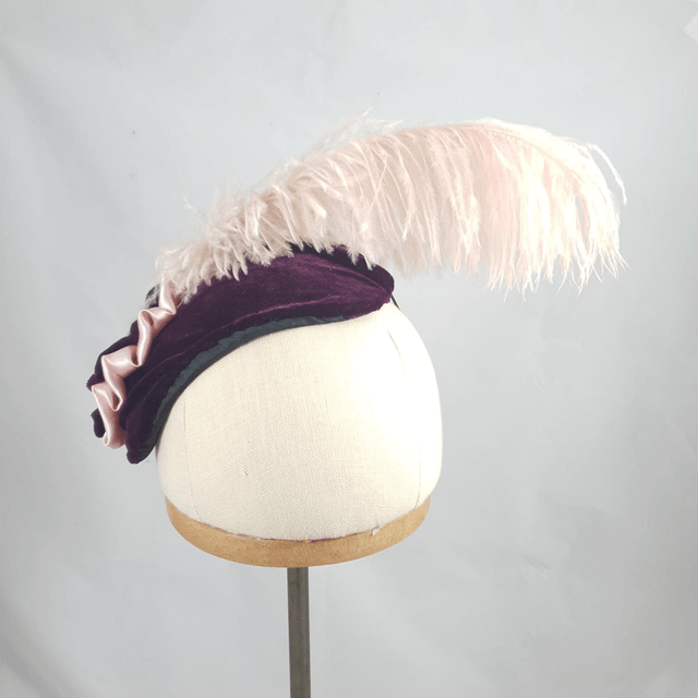 Fascinator bandeau à cocarde et plume d'autruche