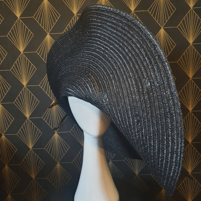 Grande capeline en paille noire extravagante