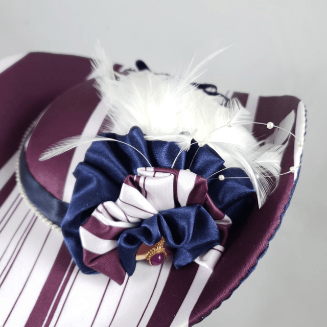 Capeline victorienne blanche et pourpre