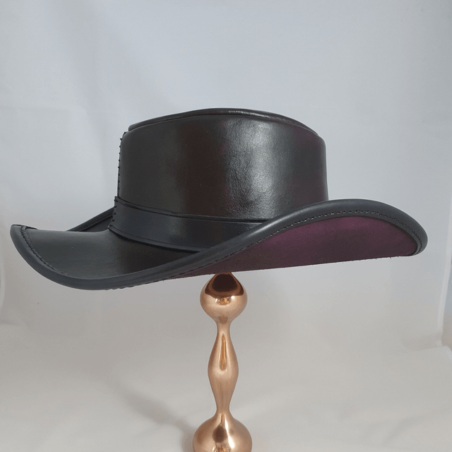 Cowboy en cuir pourpre