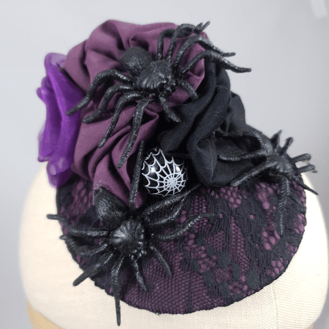 Fascinator rond araignées noir et pourpre