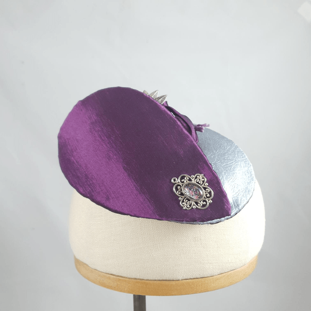 Double fascinator - pourpre et bleu argenté