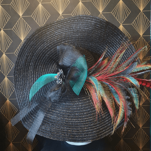 Grande capeline en paille noire extravagante