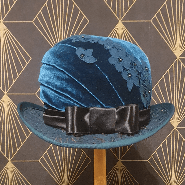 Melon en dentelle et velours bleu