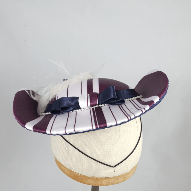 Capeline victorienne blanche et pourpre