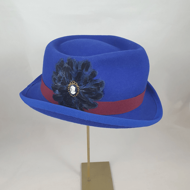 Trilby bleu et bordeau