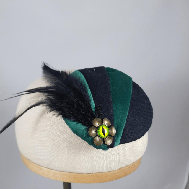 Fascinator rond vert et noir à oeil de chat