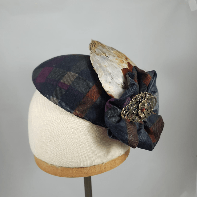 Petit chapeau rond avec aile