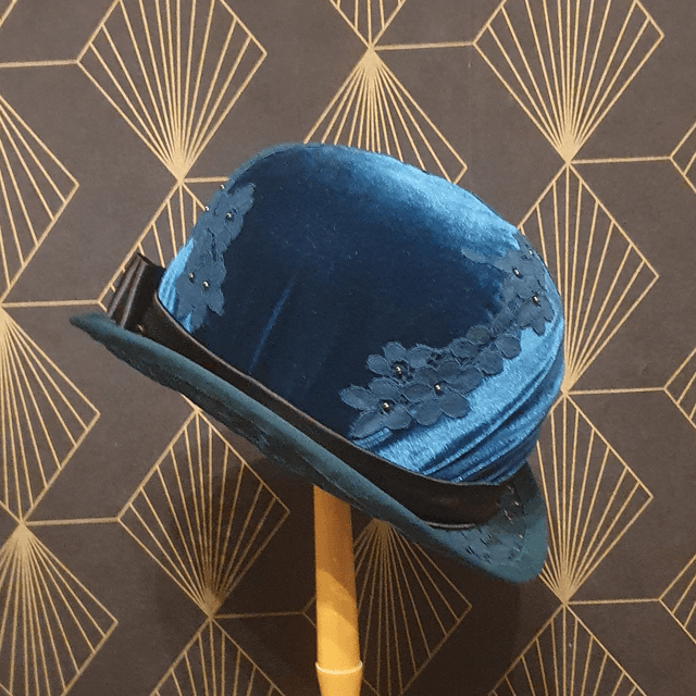 Melon en dentelle et velours bleu