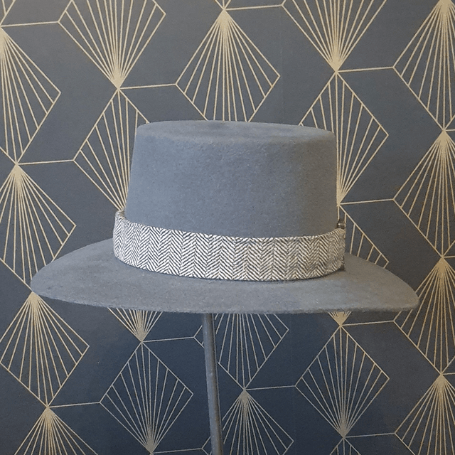 Chapeau de pèlerin en feutre velours gris