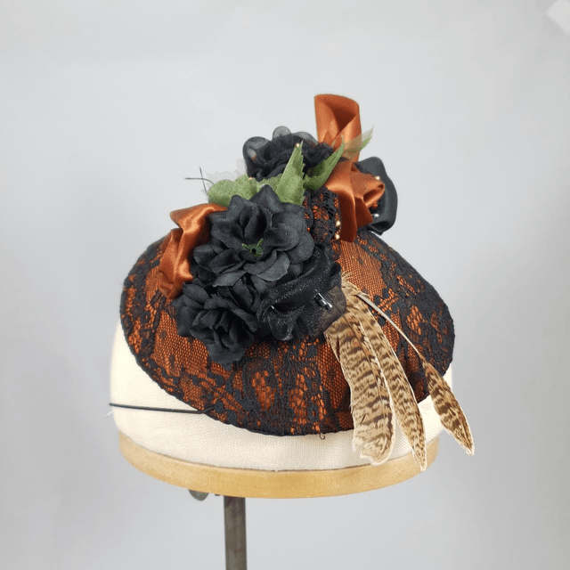 Petit chapeau rond cuivré à dentelle