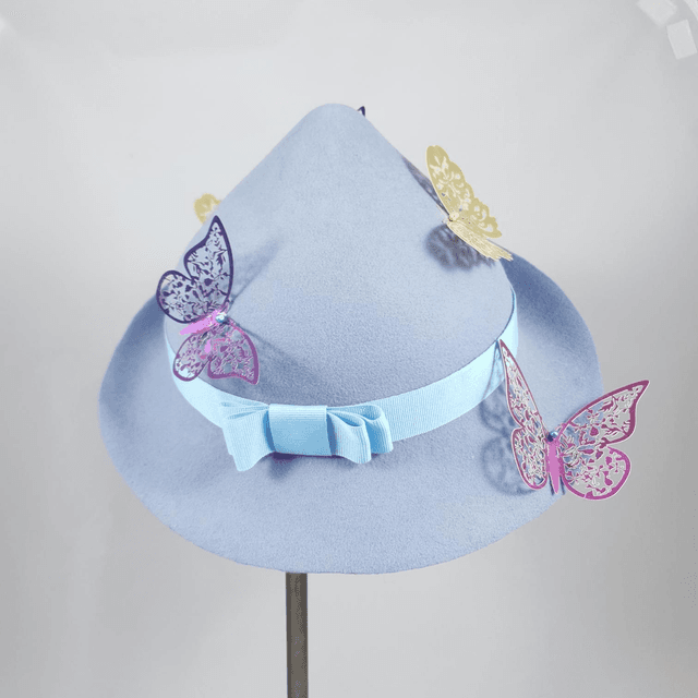 Chapeau Flower bleu ciel à papillons