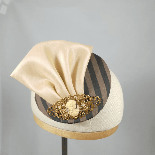 Fascinator rond ligné brun et noir